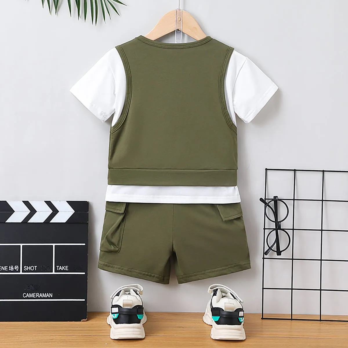 2pcs Toddler Boy Trendy Patch Pocket Short-sleeve Cotton Top and Cargo Shorts Set
