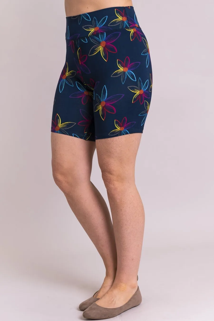 Hallie Comfort-short in Colourwheel Daisy- XS-3X